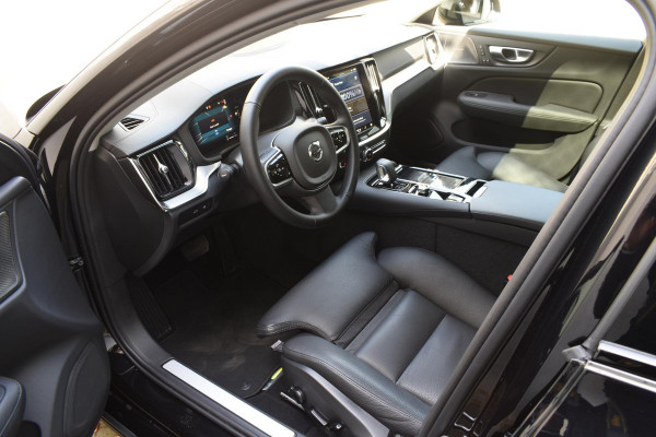 Volvo V60 T6 350PK AWD Ultra Dark / Navigatie / Adaptieve Cruisecontrol / Elektrische Stoelen / Harman Kardon / LM Velgen / Trekhaak /
