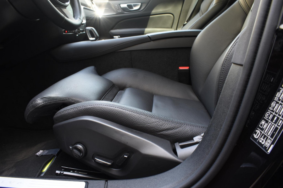 Volvo V60 T6 350PK AWD Ultra Dark / Navigatie / Adaptieve Cruisecontrol / Elektrische Stoelen / Harman Kardon / LM Velgen / Trekhaak /