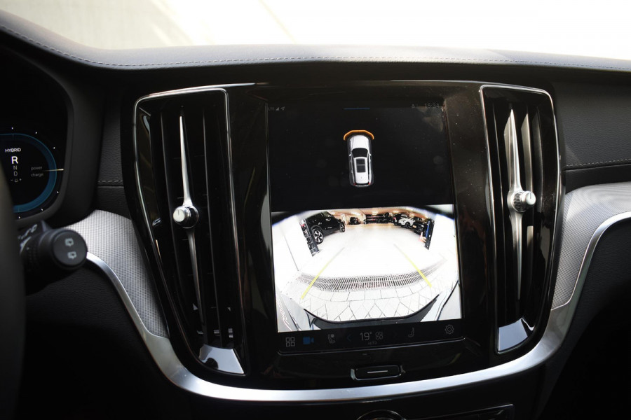 Volvo V60 T6 350PK AWD Ultra Dark / Navigatie / Adaptieve Cruisecontrol / Elektrische Stoelen / Harman Kardon / LM Velgen / Trekhaak /