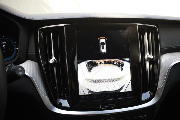 Volvo V60 T6 350PK AWD Ultra Dark / Navigatie / Adaptieve Cruisecontrol / Elektrische Stoelen / Harman Kardon / LM Velgen / Trekhaak /