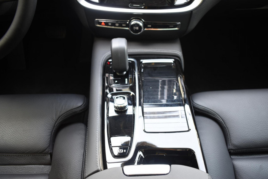 Volvo V60 T6 350PK AWD Ultra Dark / Navigatie / Adaptieve Cruisecontrol / Elektrische Stoelen / Harman Kardon / LM Velgen / Trekhaak /