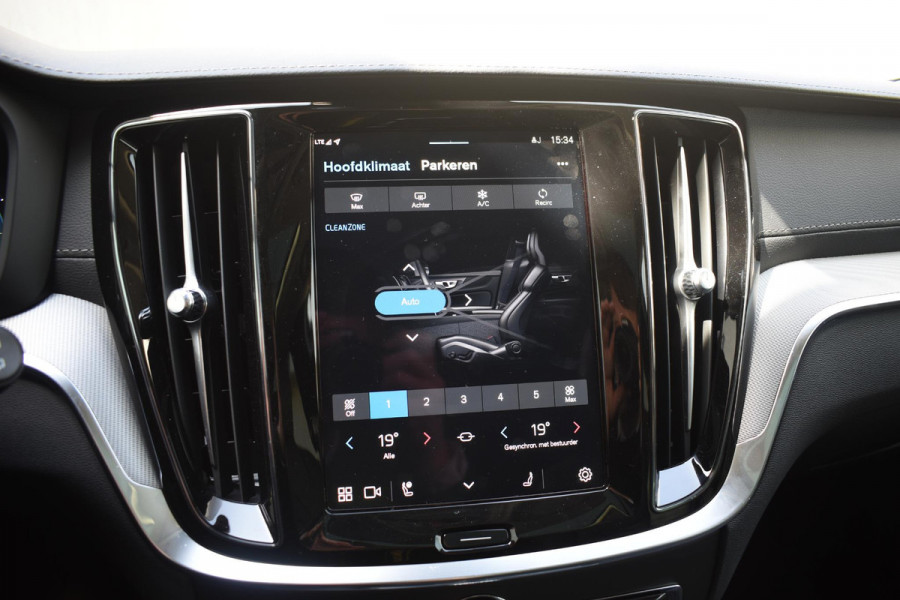 Volvo V60 T6 350PK AWD Ultra Dark / Navigatie / Adaptieve Cruisecontrol / Elektrische Stoelen / Harman Kardon / LM Velgen / Trekhaak /