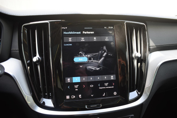 Volvo V60 T6 350PK AWD Ultra Dark / Navigatie / Adaptieve Cruisecontrol / Elektrische Stoelen / Harman Kardon / LM Velgen / Trekhaak /