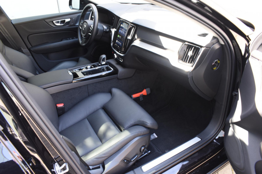 Volvo V60 T6 350PK AWD Ultra Dark / Navigatie / Adaptieve Cruisecontrol / Elektrische Stoelen / Harman Kardon / LM Velgen / Trekhaak /