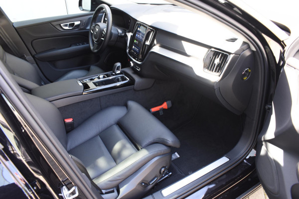 Volvo V60 T6 350PK AWD Ultra Dark / Navigatie / Adaptieve Cruisecontrol / Elektrische Stoelen / Harman Kardon / LM Velgen / Trekhaak /