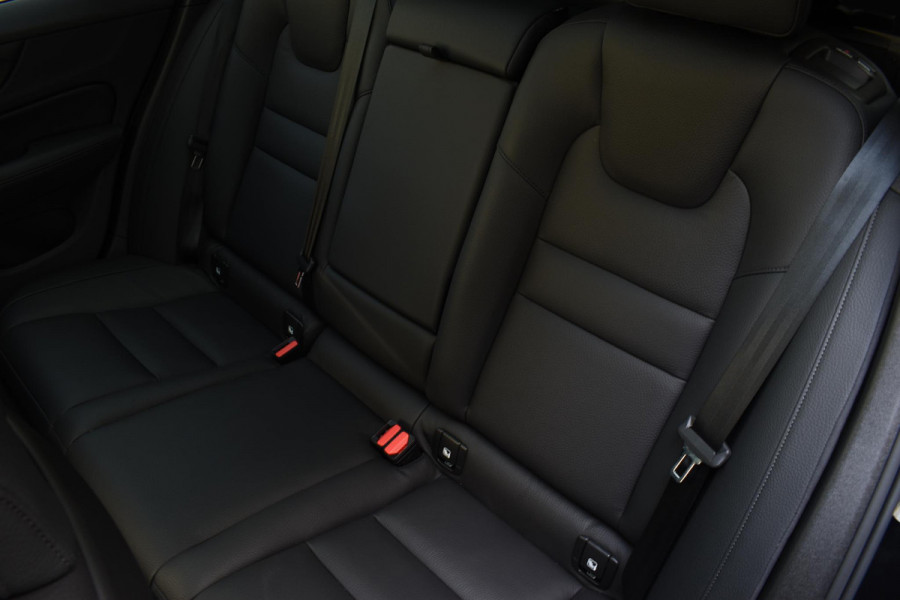 Volvo V60 T6 350PK AWD Ultra Dark / Navigatie / Adaptieve Cruisecontrol / Elektrische Stoelen / Harman Kardon / LM Velgen / Trekhaak /