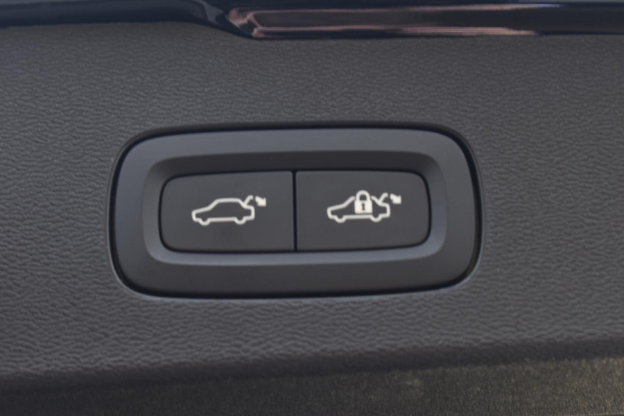 Volvo V60 T6 350PK AWD Ultra Dark / Navigatie / Adaptieve Cruisecontrol / Elektrische Stoelen / Harman Kardon / LM Velgen / Trekhaak /