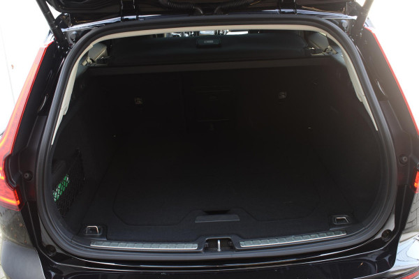 Volvo V60 T6 350PK AWD Ultra Dark / Navigatie / Adaptieve Cruisecontrol / Elektrische Stoelen / Harman Kardon / LM Velgen / Trekhaak /