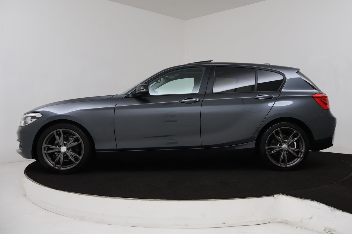 BMW 1-serie 118i Corporate Lease Executive Automaat (PANORAMADAK, NAVIGATIE, PARKEERSENSOREN) BMW 1-serie 118i Corporate Lease Executive Automaat (PANORAMADAK, NAVIGATIE, PARKEERSENSOREN)