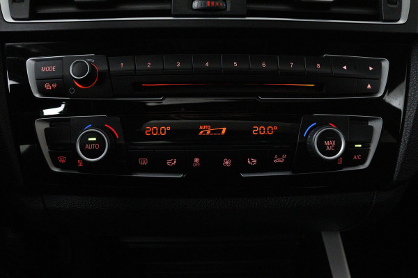 BMW 1-serie 118i Corporate Lease Executive Automaat (PANORAMADAK, NAVIGATIE, PARKEERSENSOREN)