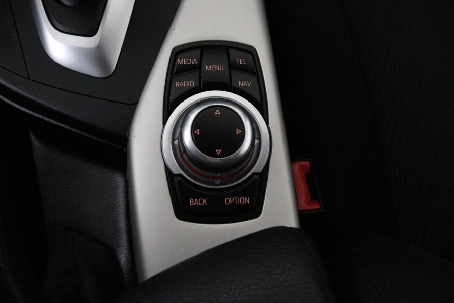 BMW 1-serie 118i Corporate Lease Executive Automaat (PANORAMADAK, NAVIGATIE, PARKEERSENSOREN)