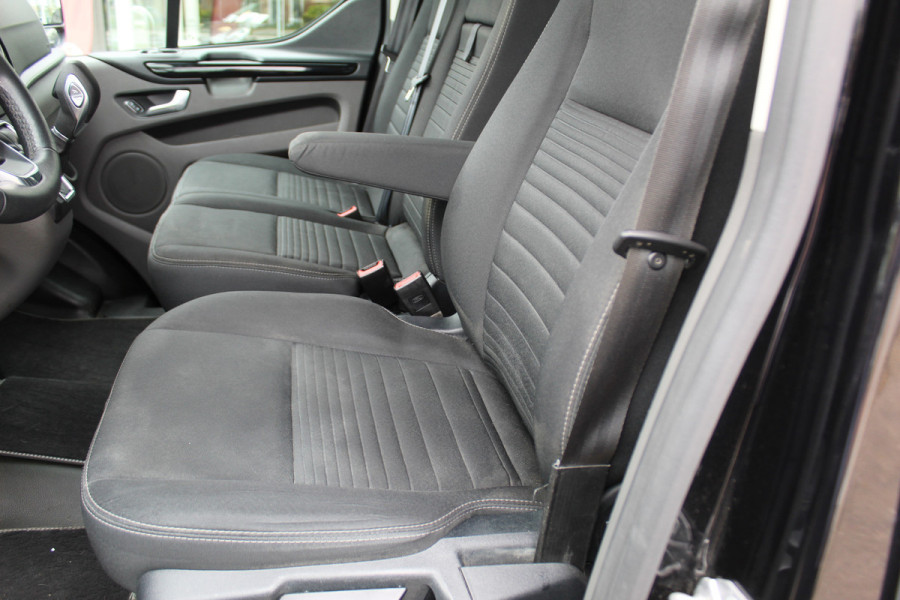 Ford Transit Custom 300 2.0-130pk TDCI L2H1 Limited AUTOMAAT ! Keurige nette en luxe Ford Transit Custom, slechts 47.000km !. Airco, schuifdeur li+re, LM wielen, stoel-, spiegel- en voorraamverw., side en lane assist, 3-zits, navigatie, telefoonvoorb., camera, pdc v+a, cruise cntrl etc.