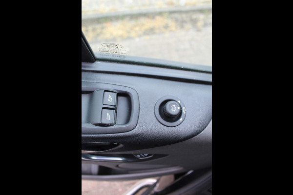 Ford Transit Custom 300 2.0-130pk TDCI L2H1 Limited AUTOMAAT ! Keurige nette en luxe Ford Transit Custom, slechts 47.000km !. Airco, schuifdeur li+re, LM wielen, stoel-, spiegel- en voorraamverw., side en lane assist, 3-zits, navigatie, telefoonvoorb., camera, pdc v+a, cruise cntrl etc.