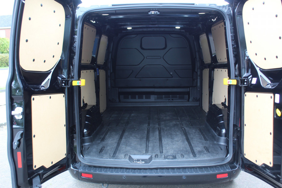 Ford Transit Custom 300 2.0-130pk TDCI L2H1 Limited AUTOMAAT ! Keurige nette en luxe Ford Transit Custom, slechts 47.000km !. Airco, schuifdeur li+re, LM wielen, stoel-, spiegel- en voorraamverw., side en lane assist, 3-zits, navigatie, telefoonvoorb., camera, pdc v+a, cruise cntrl etc.