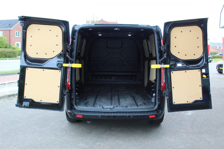 Ford Transit Custom 300 2.0-130pk TDCI L2H1 Limited AUTOMAAT ! Keurige nette en luxe Ford Transit Custom, slechts 47.000km !. Airco, schuifdeur li+re, LM wielen, stoel-, spiegel- en voorraamverw., side en lane assist, 3-zits, navigatie, telefoonvoorb., camera, pdc v+a, cruise cntrl etc.