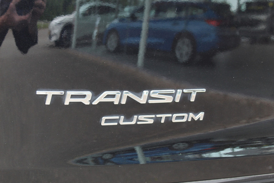 Ford Transit Custom 300 2.0-130pk TDCI L2H1 Limited AUTOMAAT ! Keurige nette en luxe Ford Transit Custom, slechts 47.000km !. Airco, schuifdeur li+re, LM wielen, stoel-, spiegel- en voorraamverw., side en lane assist, 3-zits, navigatie, telefoonvoorb., camera, pdc v+a, cruise cntrl etc.