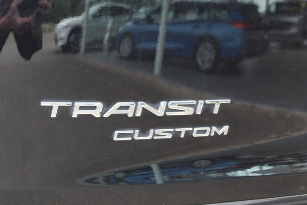 Ford Transit Custom 300 2.0-130pk TDCI L2H1 Limited AUTOMAAT ! Keurige nette en luxe Ford Transit Custom, slechts 47.000km !. Airco, schuifdeur li+re, LM wielen, stoel-, spiegel- en voorraamverw., side en lane assist, 3-zits, navigatie, telefoonvoorb., camera, pdc v+a, cruise cntrl etc.