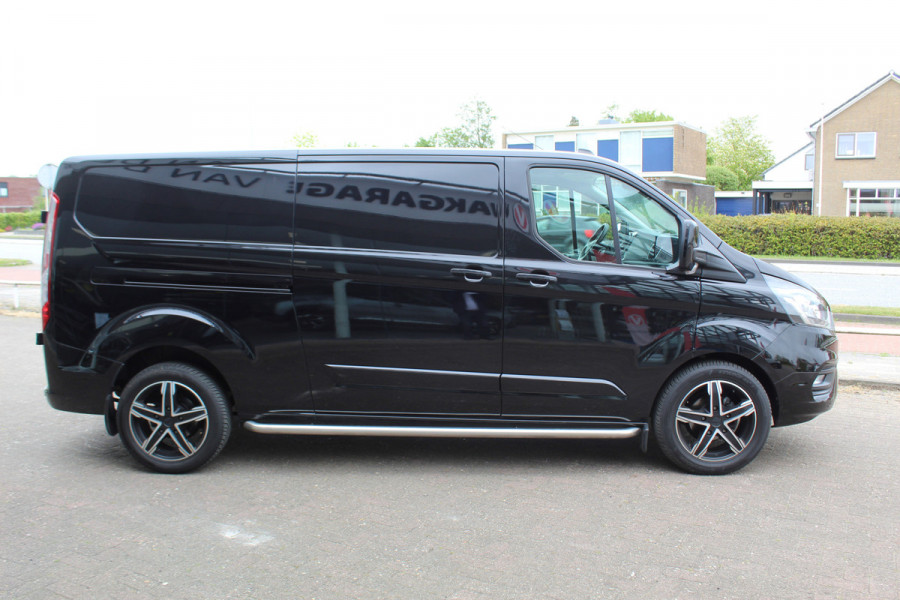 Ford Transit Custom 300 2.0-130pk TDCI L2H1 Limited AUTOMAAT ! Keurige nette en luxe Ford Transit Custom, slechts 47.000km !. Airco, schuifdeur li+re, LM wielen, stoel-, spiegel- en voorraamverw., side en lane assist, 3-zits, navigatie, telefoonvoorb., camera, pdc v+a, cruise cntrl etc.