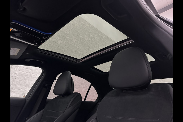 Mercedes-Benz C-Klasse 300 4MATIC AMG-Line | 360 Camera | Panorama | ACC | 19'' | Digital-LED | Night-Pakket | Memory | Trekhaak | Sfeerverlichting | Rij-Assistent Plus | Parfumering | Autom. Parkeren | Carplay | Draadloos Laden |