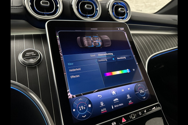 Mercedes-Benz C-Klasse 300 4MATIC AMG-Line | 360 Camera | Panorama | ACC | 19'' | Digital-LED | Night-Pakket | Memory | Trekhaak | Sfeerverlichting | Rij-Assistent Plus | Parfumering | Autom. Parkeren | Carplay | Draadloos Laden |