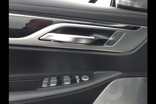 BMW 7 Serie M760Li xDrive High Executive | Massage | TV | Koelbox | HuD | BMW Drive Assisted | 360 cam | Stoelkoeling | Bowers |