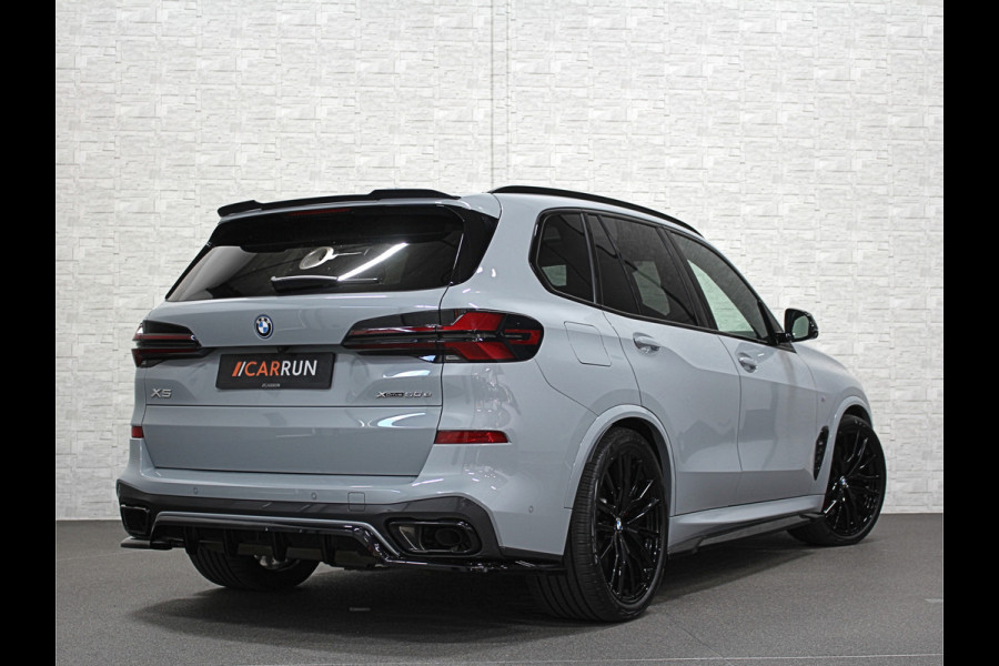 BMW X5 50e M-Sport Pro | 360 Camera | ACC | Carbon | Softclose | Head-Up | Stoelventilatie | Iconic-Glow | Harman-Kardon | Stuur, Stoelverwarming V+A | 4-Zone Clima | Keyless-Entry | Trekhaak | Ambient-Air | Indiv. Leder | Beker Koeling/Verwarmd | M-Gordels | 22'' | Iso-Glas |