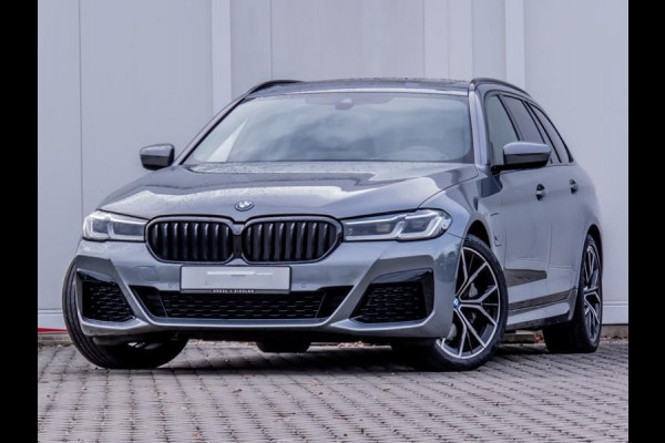 BMW 5 Serie Touring 530e xDrive M-SPORT ** LASER, LEDER, PANORAMA, TREKH, HuD, HiFi, 19-inch LMV ** € 38.700,= onder NP - Ex-BMW AG ** ** INFORMEER OOK NAAR ONZE AANTREKKELIJKE FINANCIAL-LEASE TARIEVEN **