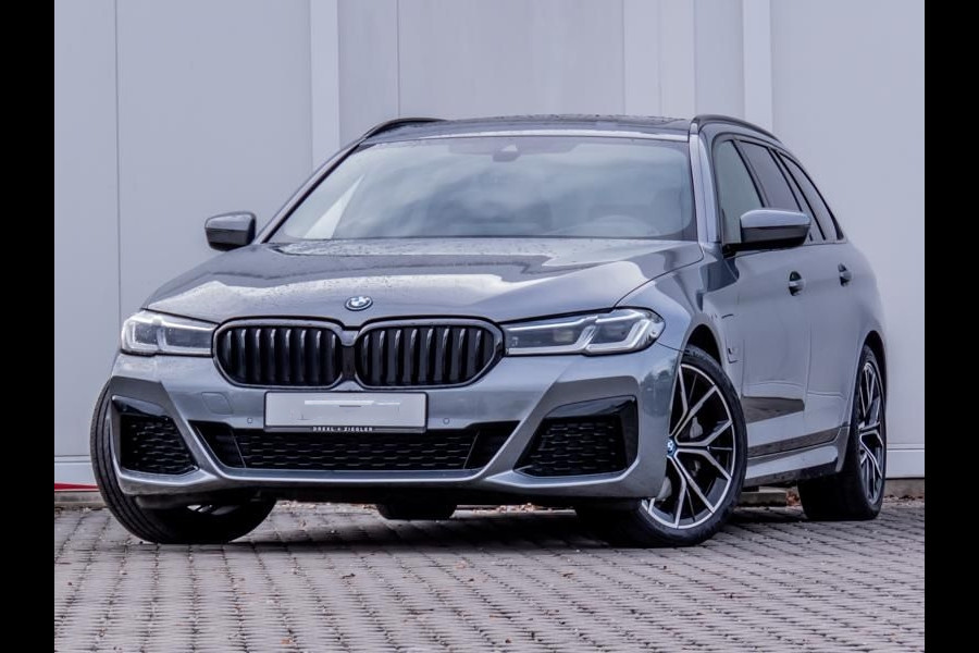 BMW 5 Serie Touring 530e xDrive M-SPORT ** LASER, LEDER, PANORAMA, TREKH, HuD, HiFi, 19-inch LMV ** € 38.700,= onder NP - Ex-BMW AG ** ** INFORMEER OOK NAAR ONZE AANTREKKELIJKE FINANCIAL-LEASE TARIEVEN **