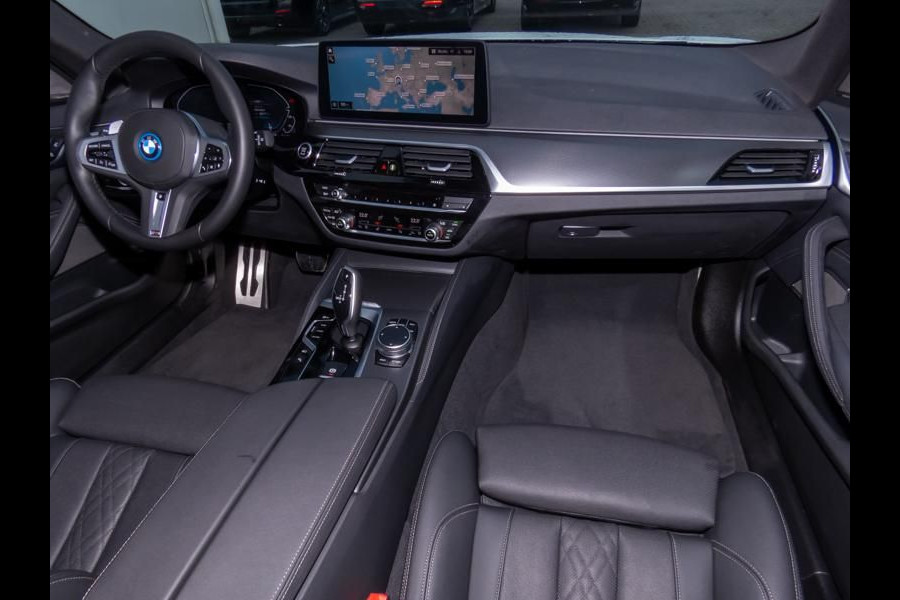 BMW 5 Serie Touring 530e xDrive M-SPORT ** LASER, LEDER, PANORAMA, TREKH, HuD, H&K Sound, 19-inch LMV ** € 38.900,= onder NP - Ex-BMW AG ** ** INFORMEER OOK NAAR ONZE AANTREKKELIJKE FINANCIAL-LEASE TARIEVEN **