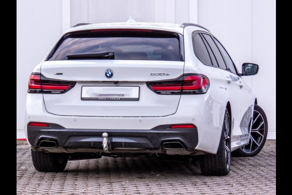 BMW 5 Serie Touring 530e xDrive M-SPORT ** LASER, LEDER, PANORAMA, TREKH, HuD, H&K Sound, 19-inch LMV ** € 38.900,= onder NP - Ex-BMW AG ** ** INFORMEER OOK NAAR ONZE AANTREKKELIJKE FINANCIAL-LEASE TARIEVEN **