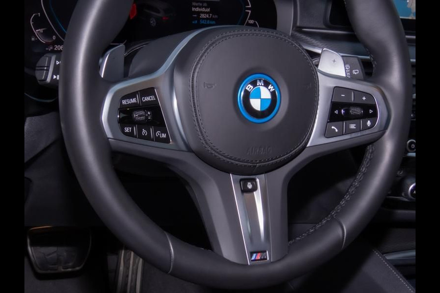 BMW 5 Serie Touring 530e xDrive M-SPORT ** LASER, LEDER, PANORAMA, TREKH, HuD, H&K Sound, 19-inch LMV ** € 38.900,= onder NP - Ex-BMW AG ** ** INFORMEER OOK NAAR ONZE AANTREKKELIJKE FINANCIAL-LEASE TARIEVEN **