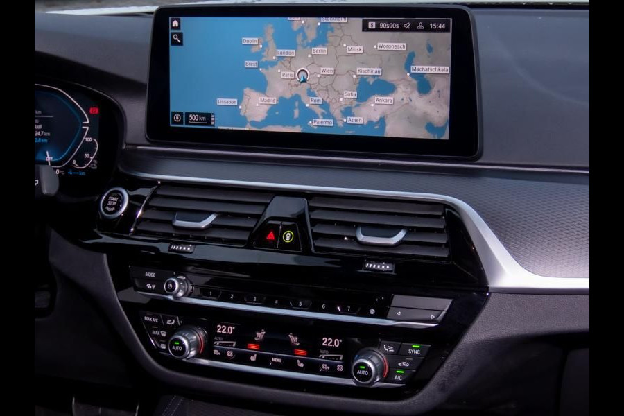 BMW 5 Serie Touring 530e xDrive M-SPORT ** LASER, LEDER, PANORAMA, TREKH, HuD, H&K Sound, 19-inch LMV ** € 38.900,= onder NP - Ex-BMW AG ** ** INFORMEER OOK NAAR ONZE AANTREKKELIJKE FINANCIAL-LEASE TARIEVEN **