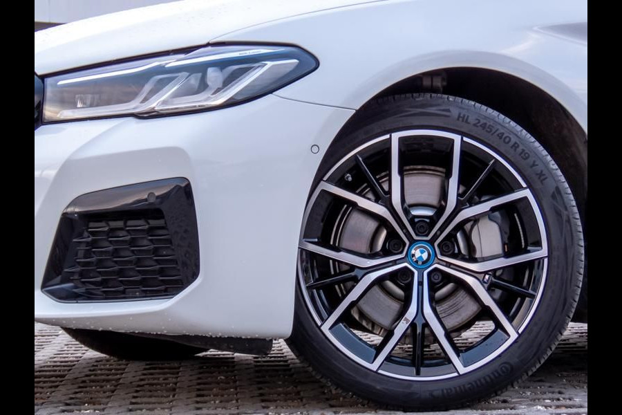 BMW 5 Serie Touring 530e xDrive M-SPORT ** LASER, LEDER, PANORAMA, TREKH, HuD, H&K Sound, 19-inch LMV ** € 38.900,= onder NP - Ex-BMW AG ** ** INFORMEER OOK NAAR ONZE AANTREKKELIJKE FINANCIAL-LEASE TARIEVEN **