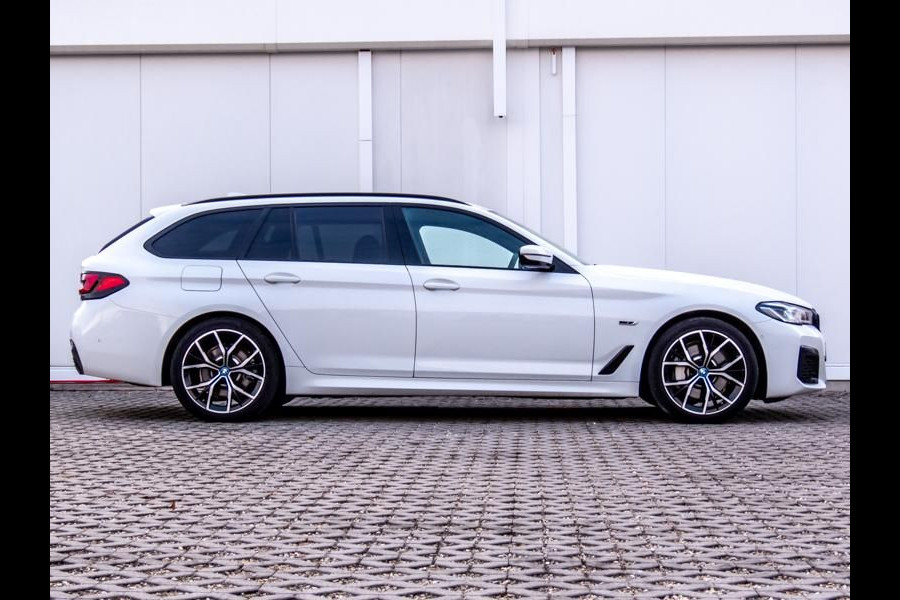 BMW 5 Serie Touring 530e xDrive M-SPORT ** LASER, LEDER, PANORAMA, TREKH, HuD, H&K Sound, 19-inch LMV ** € 38.900,= onder NP - Ex-BMW AG ** ** INFORMEER OOK NAAR ONZE AANTREKKELIJKE FINANCIAL-LEASE TARIEVEN **