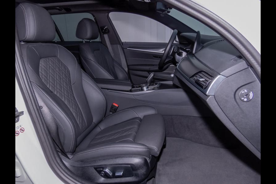 BMW 5 Serie Touring 530e xDrive M-SPORT ** LASER, LEDER, PANORAMA, TREKH, HuD, H&K Sound, 19-inch LMV ** € 38.900,= onder NP - Ex-BMW AG ** ** INFORMEER OOK NAAR ONZE AANTREKKELIJKE FINANCIAL-LEASE TARIEVEN **
