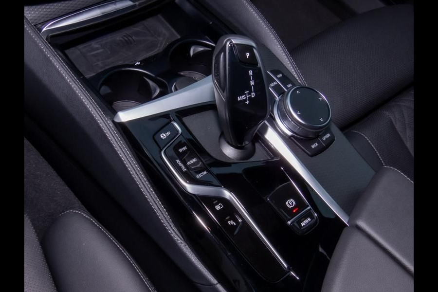 BMW 5 Serie Touring 530e xDrive M-SPORT ** LASER, LEDER, PANORAMA, TREKH, HuD, H&K Sound, 19-inch LMV ** € 38.900,= onder NP - Ex-BMW AG ** ** INFORMEER OOK NAAR ONZE AANTREKKELIJKE FINANCIAL-LEASE TARIEVEN **