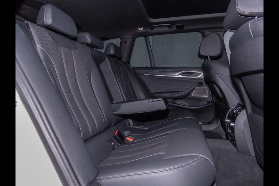 BMW 5 Serie Touring 530e xDrive M-SPORT ** LASER, LEDER, PANORAMA, TREKH, HuD, H&K Sound, 19-inch LMV ** € 38.900,= onder NP - Ex-BMW AG ** ** INFORMEER OOK NAAR ONZE AANTREKKELIJKE FINANCIAL-LEASE TARIEVEN **