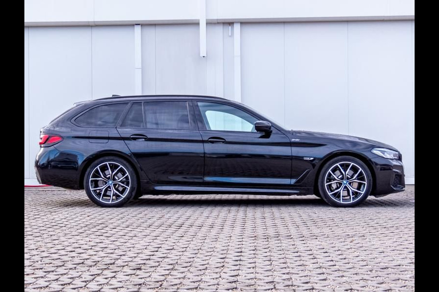 BMW 5 Serie Touring 530e xDrive M-SPORT ** LASER, LEDER, PANORAMA, TREKH, HuD, HiFi, 19-inch LMV ** € 38.700,= onder NP - Ex-BMW AG ** ** INFORMEER OOK NAAR ONZE AANTREKKELIJKE FINANCIAL-LEASE TARIEVEN **