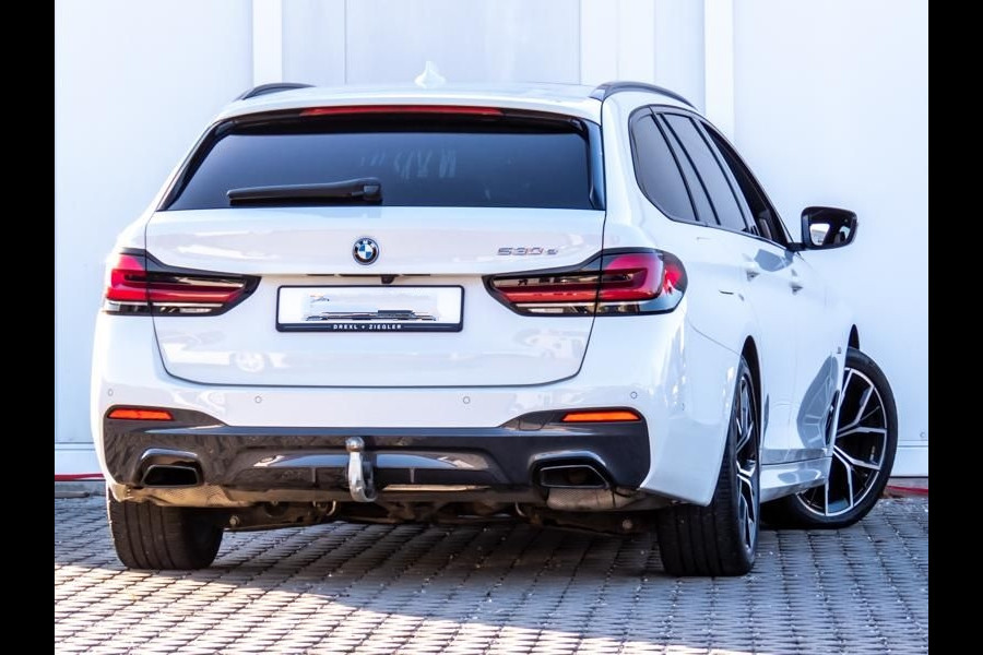 BMW 5 Serie Touring 530e M-SPORT ** LASER, LEDER, PANORAMA, TREKH, HuD, H&K Sound ** € 39.000,= onder NP - Ex. BMW-AG ** ** INFORMEER OOK NAAR ONZE AANTREKKELIJKE FINANCIAL-LEASE TARIEVEN **