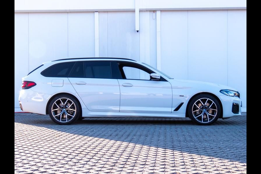 BMW 5 Serie Touring 530e M-SPORT ** LASER, LEDER, PANORAMA, TREKH, HuD, H&K Sound ** € 39.000,= onder NP - Ex. BMW-AG ** ** INFORMEER OOK NAAR ONZE AANTREKKELIJKE FINANCIAL-LEASE TARIEVEN **