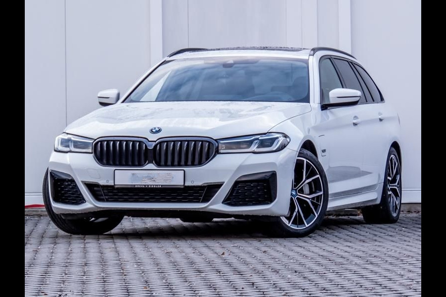 BMW 5 Serie Touring 530e M-SPORT ** LASER, LEDER, PANORAMA, TREKH, HuD, H&K Sound ** € 39.000,= onder NP - Ex. BMW-AG ** ** INFORMEER OOK NAAR ONZE AANTREKKELIJKE FINANCIAL-LEASE TARIEVEN **