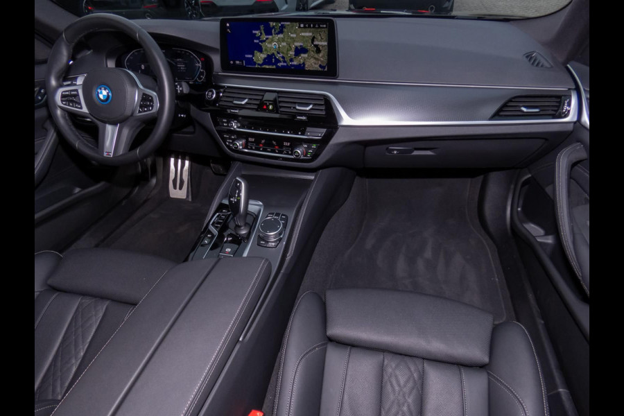 BMW 5 Serie Touring 530e M-SPORT ** LASER, LEDER, PANORAMA, TREKH, CARBON SCHWARZ ** € 38.000,= onder NP - Ex BMW-AG ** ** INFORMEER OOK NAAR ONZE AANTREKKELIJKE FINANCIAL-LEASE TARIEVEN **