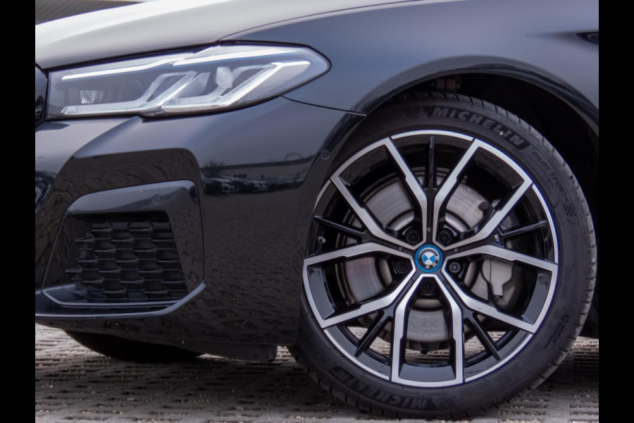 BMW 5 Serie Touring 530e M-SPORT ** LASER, LEDER, PANORAMA, TREKH, CARBON SCHWARZ ** € 38.000,= onder NP - Ex BMW-AG ** ** INFORMEER OOK NAAR ONZE AANTREKKELIJKE FINANCIAL-LEASE TARIEVEN **