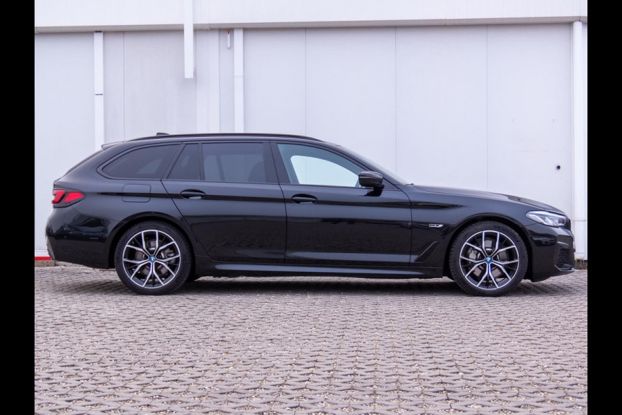 BMW 5 Serie Touring 530e M-SPORT ** LASER, LEDER, PANORAMA, TREKH, CARBON SCHWARZ ** € 38.000,= onder NP - Ex BMW-AG ** ** INFORMEER OOK NAAR ONZE AANTREKKELIJKE FINANCIAL-LEASE TARIEVEN **