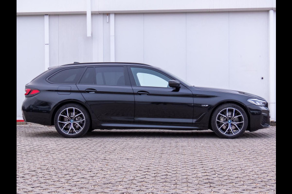BMW 5 Serie Touring 530e M-SPORT ** LASER, LEDER, PANORAMA, TREKH, CARBON SCHWARZ ** € 38.000,= onder NP - Ex BMW-AG ** ** INFORMEER OOK NAAR ONZE AANTREKKELIJKE FINANCIAL-LEASE TARIEVEN **
