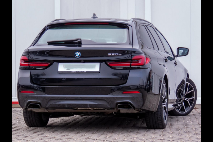 BMW 5 Serie Touring 530e M-SPORT ** LASER, LEDER, PANORAMA, TREKH, CARBON SCHWARZ ** € 38.000,= onder NP - Ex BMW-AG ** ** INFORMEER OOK NAAR ONZE AANTREKKELIJKE FINANCIAL-LEASE TARIEVEN **