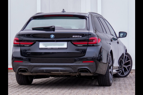 BMW 5 Serie Touring 530e M-SPORT ** LASER, LEDER, PANORAMA, TREKH, CARBON SCHWARZ ** € 38.000,= onder NP - Ex BMW-AG ** ** INFORMEER OOK NAAR ONZE AANTREKKELIJKE FINANCIAL-LEASE TARIEVEN **