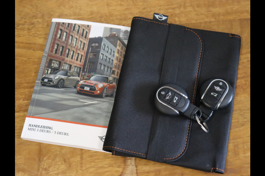MINI Mini 1.5 Cooper Business Edition AUT. [SCHUIFKANTELDAK, APPLE CARPLAY, PARKEERSENSOREN, NAVIGATIE, BLUETOOTH, NIEUWSTAAT]