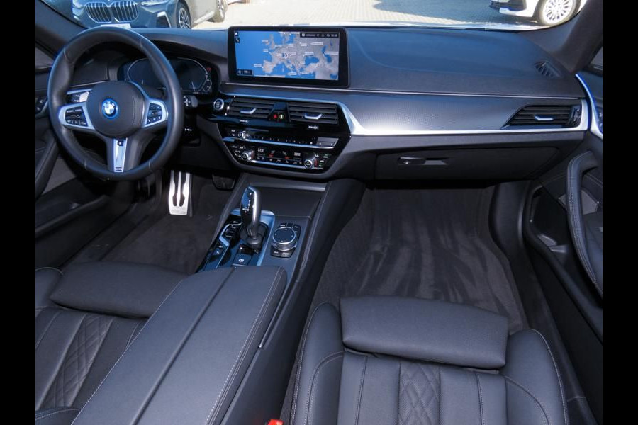 BMW 5 Serie Touring 530e M-SPORT ** LASER, LEDER, PANORAMA, TREKH, HuD, H&K Sound ** € 39.000,= onder NP - Ex. BMW-AG ** ** INFORMEER OOK NAAR ONZE AANTREKKELIJKE FINANCIAL-LEASE TARIEVEN **