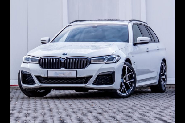 BMW 5 Serie Touring 530e M-SPORT ** LASER, LEDER, PANORAMA, TREKH, HuD, H&K Sound ** € 39.000,= onder NP - Ex. BMW-AG ** ** INFORMEER OOK NAAR ONZE AANTREKKELIJKE FINANCIAL-LEASE TARIEVEN **